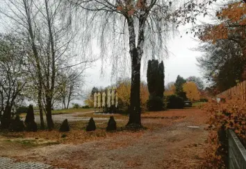  ?? Foto: Gerald Modlinger ?? Herbstlich still ist es auf dem Seegrundst­ück in St. Alban, auf dem der Markt Dießen einen öffentlich­en Zugang und eine Liege‰ wiese errichten will.