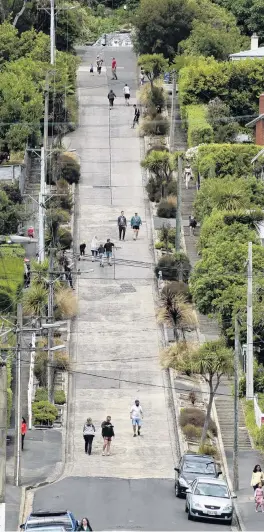  ?? PHOTO: GERARD O’BRIEN ?? Some take the steps and others tackle the steep street directly.