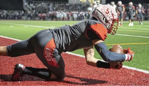  ?? Steph Chambers/Post-Gazette ?? Avonworth’s Drew Harper catches a touchdown against McGuffey Friday night at Avonworth High School.