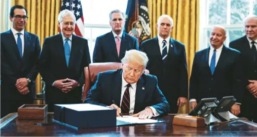  ??  ?? 近日，川普總統連續簽署三個­法案，救助企業和個人。（Getty Images）
