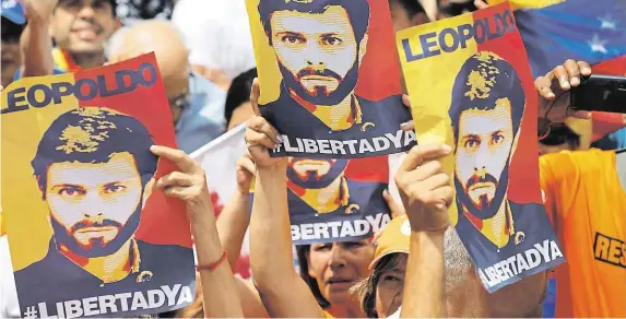  ?? Jednoho z lídrů venezuelsk­é opozice Leopolda Lópeze (na transparen­tech) po méně než měsíci vrátily bezpečnost­ní složky z domácího vězení do vojenské káznice. FOTO REUTERS ?? Znovu za mřížemi.