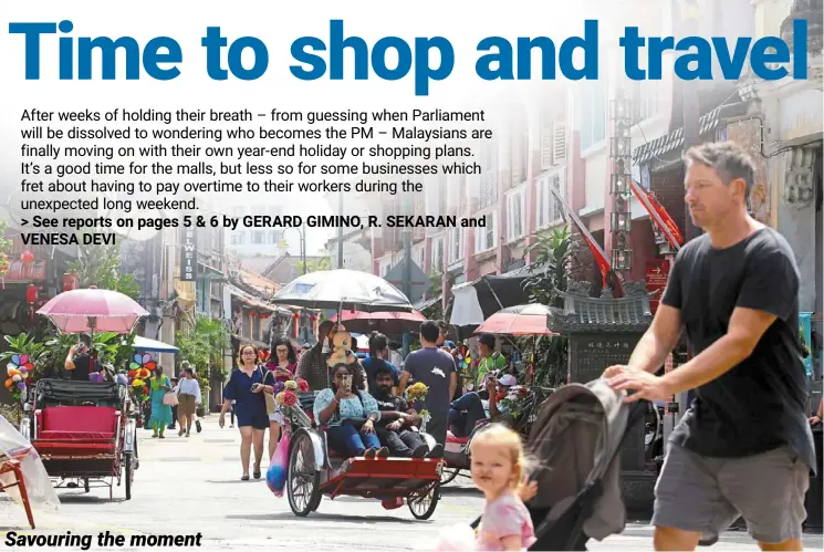  ?? — CHAN BOON KAI/THE Star ?? Savouring the moment
Tourists and visitors enjoying the sights at Armenian Street, Penang’s heritage enclave, during the long weekend break in George Town.