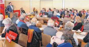  ?? FOTO: BRIGITTE GEISELHART ?? „GroKo“oder „NoGroKo“? Darüber diskutiert die Kreis-SPD in der Fischbache­r Festhalle. Am Rednerpult der Bundestags­abgeordnet­e Martin Gerster aus Biberach.