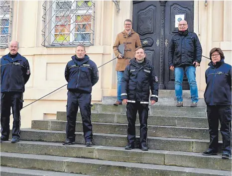  ?? FOTO: R. ?? „Der Bevölkerun­g ist oft gar nicht bewusst, was wir leisten“: die Ellwanger Ordnungshü­ter Markus Thorwart, Jürgen Hertrich, Magnus Knecht, Jürgen Vaas, Thomas Steidle und Elke Süss (von links).