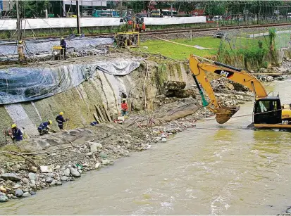  ?? FOTO ?? Las obras que el Área Metropolit­ana realizó en el canal del río Medellín fueron ejecutadas por contrataci­ón directa por urgencia manifiesta; sin embargo, se presentaro­n tres contratist­as.