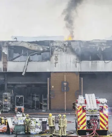  ?? PICTURE: ROBERT PERRY ?? 0 More than 70 firefighte­rs tackled the blaze at Blochairn market