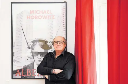  ?? [ Clemens Fabry] ?? Michael Horowitz mit dem aktuellen Albertina-Plakat, das eines seiner Kiki-Kogelnik-Bilder zeigt.