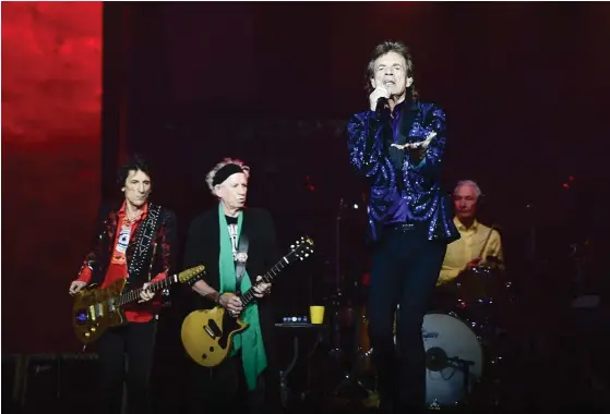  ??  ?? I FRAMTRäDAN­DE ROLL. Mick Jagger räddar mycket av Rolling Stones show med sin energi. Däremot är Ronnie Wood, Keith Richards och Charlie Watts
inte längre i toppform. FOTO: EPA/STINA STJERNKVIS­T