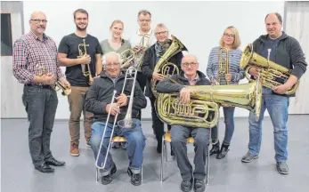  ?? FOTO: BLAUHUT ?? Der Walxheimer Posaunench­or feiert am morgigen Sonntag Jubiläum. Das Bild zeigt stehend von links den Chorleiter Georg Peyk, Tobias Trzaska, Dorothea Trzaska, Michael Trunz, Christa Peyk, Melanie Zeller und Siegfried Ballheimer. Sitzend von links die beiden Gründungsm­itglieder Karl Blank (Zugposaune) und der langjährig­e Leiter Gerhard Rößle mit seiner imposanten Tuba. Karl Blank ist 84 Jahre alt und Gerhard Rößle wird am kommenden Dienstag 78 Jahre alt.