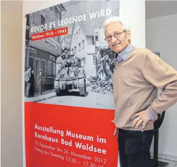  ?? FOTO: KARIN KIESEL ?? Nach mehr als 40 Jahren hört der Bergatreut­er Michael Barczyk als ehrenamtli­cher Stadtarchi­var in Bad Waldsee auf. Seine Ausstellun­g „Bevor es Legende wird“aus dem Jahr 2012 bezeichnet er als den „historisch­en Höhepunkt“seiner Laufbahn.