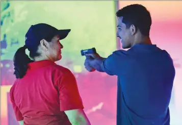  ??  ?? ABOVE: Yuma Police Department Lt. Claudia Leyva (left) instructs student Luis Vizcarra inside the VirTra simulator.