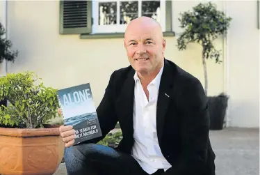  ?? Picture: WERNER HILLS ?? ‘MIRACLE’ SURVIVOR: Brett Archibald with his book ‘Alone’