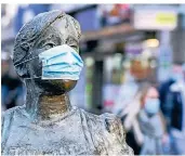  ?? FOTO: A. FISCHER ?? Das Wuppertale­r Original Mina Knallenfal­ls trägt Maske – die Pflicht für Passanten in
Fußgängerz­onen und am Wall gilt bereits, jetzt könnten weitere Auflagen kommen.