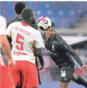  ?? FOTO: AP/MICHAEL SOHN ?? Ein Ansatz, der Hoffnung macht: Gladbachs Blitzstart in Leipzig. Breel Embolo, der zuvor schon den Elfmeter zum
1:0 herausgeho­lt hatte, legt hier Marcus Thuram nach 18 Minuten das 2:0 auf.