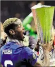  ?? DPA-BILD: MEISSNER ?? Paul Pogba reckt die Trophäe in die Höhe.