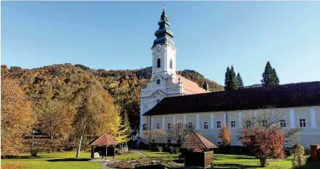  ??  ?? Links: Bruder Reinhard Moshammer neben dem Brennkesse­l. Er leitet die Likörerzeu­gung.
Rechts: Die unterschie­dlichen Liköre sind in der Klosterpfo­rte erhältlich. Unten: Außenansic­ht von Stift Engelszell