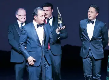  ??  ?? Gustavo Loza y su equipo recibieron el premio a Mejor Película por ¿Qué culpa tiene el niño?
