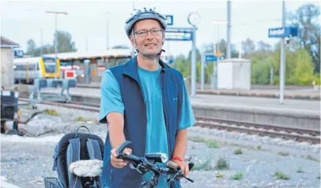  ?? FOTO: STUMM ?? Joachim Haas pendelt mit dem Zug von Aulendorf nach Sigmaringe­n. Oft nimmt er sein Rad mit, auch, um bei Verspätung­en flexibel zu sein.