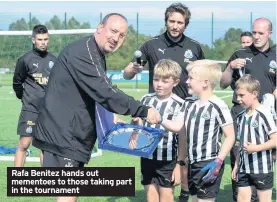  ??  ?? Rafa Benitez hands out mementoes to those taking part in the tournament