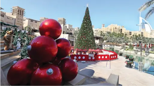  ?? Photos by Dhes Handumon, Ryan Lim, Shihab, Juidin Bernarrd and Leslie Pableo ?? A decorated Christmas tree greets visitors at Souq Madinat in Dubai. —