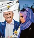  ?? Foto: Bulent Kilic, afp ?? Eine junge Frau passiert ein Plakat, das für ein „Ja“beim Referendum am 16. April wirbt.