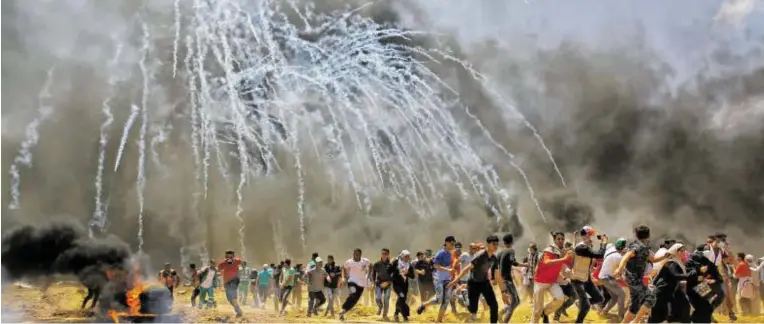  ?? BILD: SN/APA/AFP/MOHAMMED ABED ?? Mit Tränengas und Schüssen antwortete­n israelisch­e Soldaten auf den Protest der Palästinen­ser. Sie erheben Anspruch auf den Ostteil Jerusalems. Israel lehnt das ab.