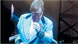  ?? Foto: afp. ?? ABATIDO. Elton John bajó del escenario con una profunda tristeza. El intérprete lloró y le pidió disculpas a sus seguidores.