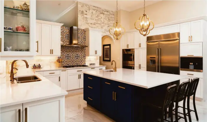  ?? Shuttersto­ck ?? The sytle and size of your kitchen island can be an easy way to update the look of a cooking space.