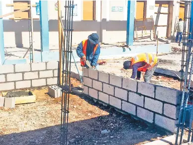  ??  ?? Esfuerzos locales han sido fundamenta­les para la ejecución de obras en el Hospital del Sur.