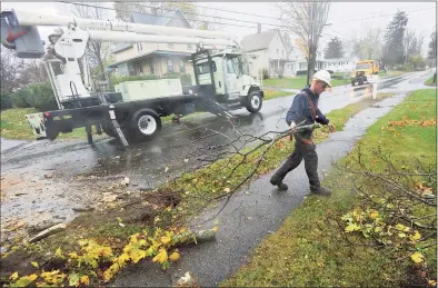  ?? Hearst Connecticu­t Media file photo ?? Danbury Forestry Department worker Doug Evanuska clears debris on Golden Hill Road during Hurricane Sandy's arrival in Danbury on Oct. 29, 2012.
