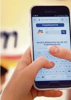  ?? Foto: dpa ?? Künftig sollen alle dm Mitarbeite­r, die im Verkauf tätig sind, ein Smartphone bekom men, um Kunden besser beraten zu können.