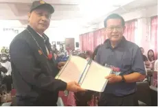  ?? ?? Lee (right) hands over Dr Noor Hisham documents containing informatio­n about the new dialysis centre in Tudan, including the chronology of the applicatio­n process for its operating licence.
