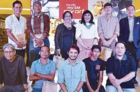  ??  ?? All for Art: SM SVP for marketing Millie Dizon (center, second row) and Usec for DOT Tourism Regulation, Coordinati­on and Resource Generation Arturo P. Boncato Jr. (right), with Ilonggo and Panay artists