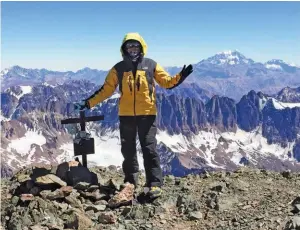  ??  ?? Izquierda: Laly en la cima del Cordón del Plata, en Mendoza.