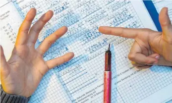  ?? FOTO: PATRICK PLEUL/DPA ?? Ein Kind nimmt bei den Mathe-Hausaufgab­en seine Finger zur Hilfe, um besser zu zählen. Wie man Dyskalkuli­e erkennen und helfen kann, ist Thema eines Vortrags in Berg.
