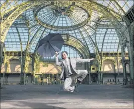  ?? Sylvain Gripoix ?? AT THE Grand Palais in Paris, English singer and dancer Dan Burton has the lead role played by Gene Kelly in the Hollywood version of “Singin’ in the Rain.”