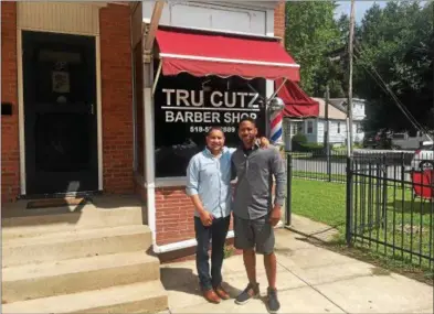  ?? PHOTOS BY JOSEPH PHELAN — JPHELAN@DIGITALFIR­STMEDIA.COM ?? Lamont Washington and Henry Jenkins will provide free haircuts for students Sept. 3 through 5 at Tru Cutz Barbershop.