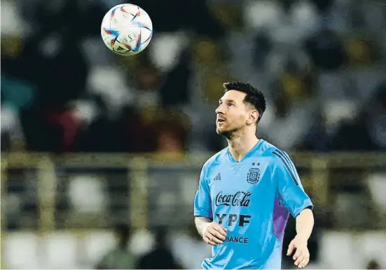  ?? Rsv rui.co m vM sMeo ?? Leo Messi entrenant-se ahir a Abu Dhabi amb la selecció argentina, preparant el Mundial