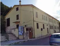  ??  ?? A rischio Tra gli edifici non sicuri anche la scuola di via Sant’antonio Abate