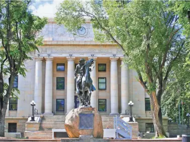  ?? PRESCOTT TOURISM ?? Courthouse Plaza in Prescott hosts the Phippen Museum Western Art Show and Sale on Memorial Day Weekend.