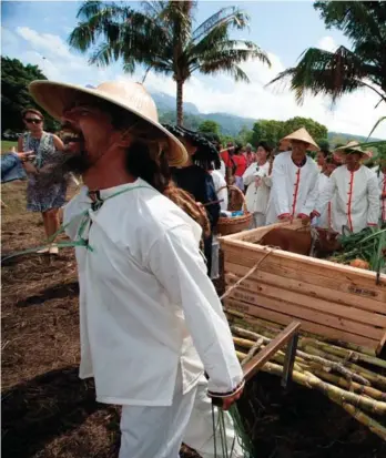  ?? ?? ▼Le 12 mars 2016 a eu lieu sur le domaine de Atimaono à Papara, sur la côte ouest de Tahiti. La 1e cérémonie commémorat­ive de l’arrivée des premiers travailleu­rs agricoles chinois en provenance de Hong Kong. Photo Greg Boissy