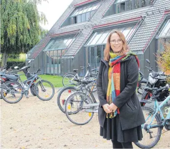  ?? FOTO: JENNIFER KUHLMANN ?? Unbefriedi­gend findet die frisch wiedergewä­hlte Elternbeir­atsvorsitz­ende Ina Schultz die Parksituat­ion für Fahrräder am Gymnasium.