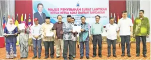  ??  ?? AIDI menyampaik­an surat lantikan kepada salah seorang penerima.