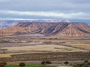  ?? FOTOS (2): STEFANIE BISPING ?? Im Jahr 2000 erklärte die Unesco die 400 Quadratkil­ometer große Bardenas Reales, eine Halbwüste im Norden Spaniens, zum Biosphären­reservat.