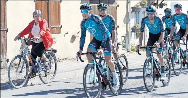  ??  ?? El B&B Vital Concept coincidió con una señora de paseo en su salida en el primer día de descanso del Tour de 2020 por las calles de La Rochelle.