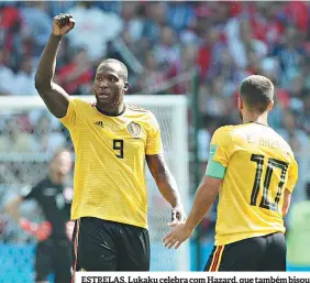  ??  ?? ESTRELAS. Lukaku celebra com Hazard, que também bisou