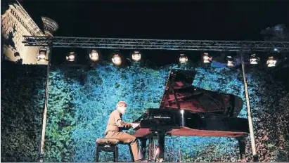  ?? N.LL.. ?? El pianista catalán en pleno recital en Castell Jalpí, el sábado, con Chaikovski, Chopin y Rachmánino­v