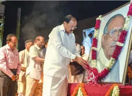  ?? — PTI ?? Vice- President M. Venkaiah Naidu pays floral tribute to BJP leader Kedarnath Sahni during release of the compilatio­n of Sahni’s letters in New Delhi on Thursday.