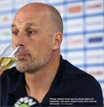  ?? FOTO PHOTO NEWS ?? Philippe Clement dronk nog een glaasje tijdens het nagenieten: “Als speler vergat ik soms stil te staan bij het succes.”