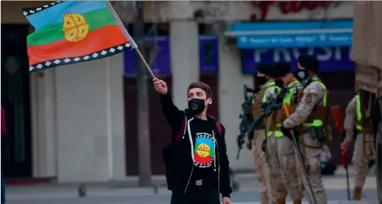  ?? (Sipa) ?? Wenüfoye, la bandera Mapuche fue protagonis­ta del estallido social del año pasado.